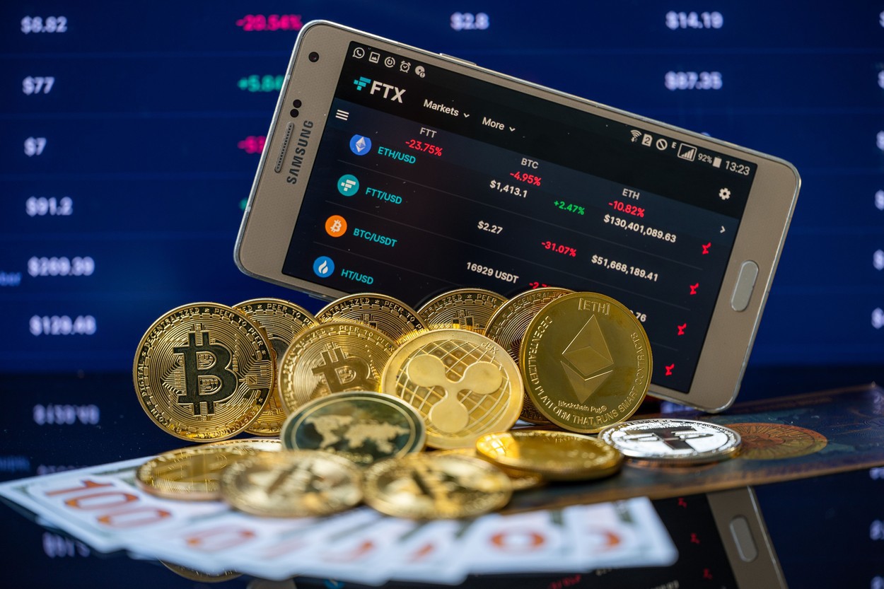 Cea mai mare platformă de criptomonede, Binance, suspendă tranzacțiile după un atac de 6,3 miliarde de dolari