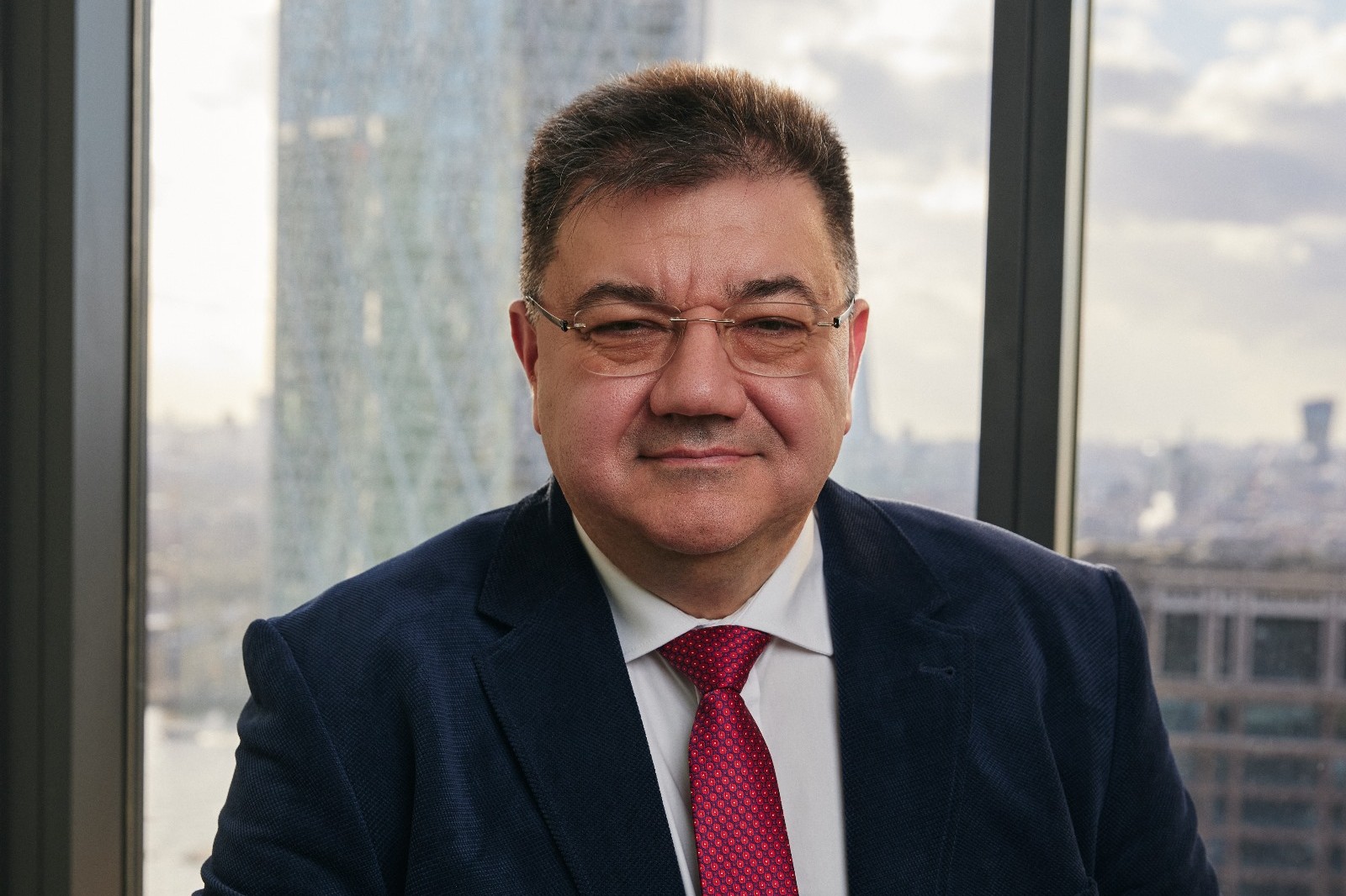 Reziliența economiilor SUA și UE poate complica situația piețelor financiare, avertizează eToro