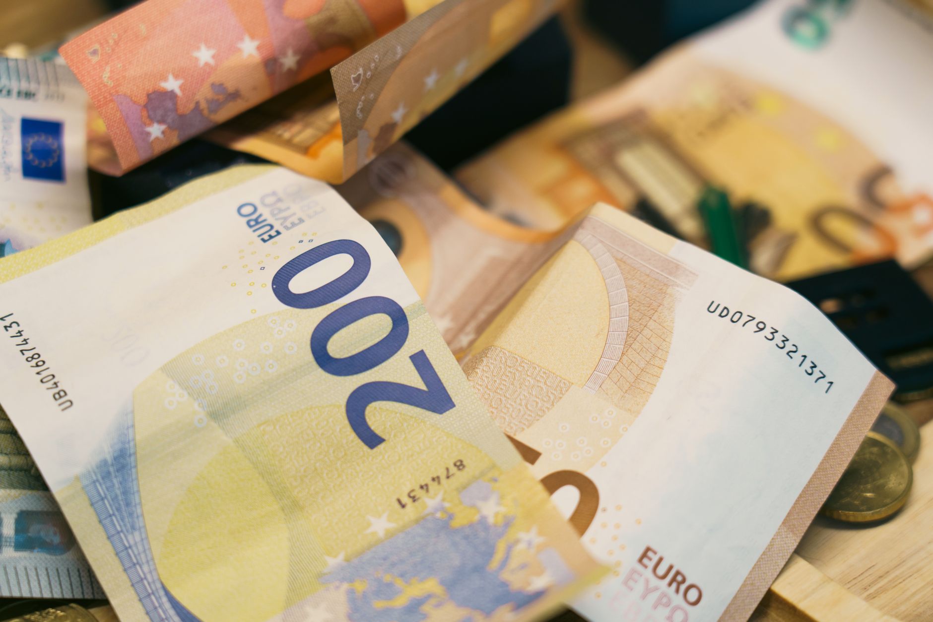 Euro depășește pragul de 5,28 lei pe piața interbancară în contextul volatilității valutare