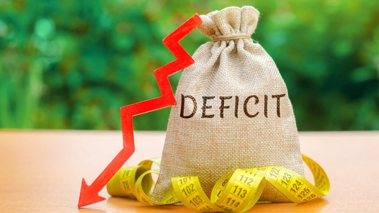 Mecanismul economic prin care deficitul bugetar influențează dobânzile și cursul valutar