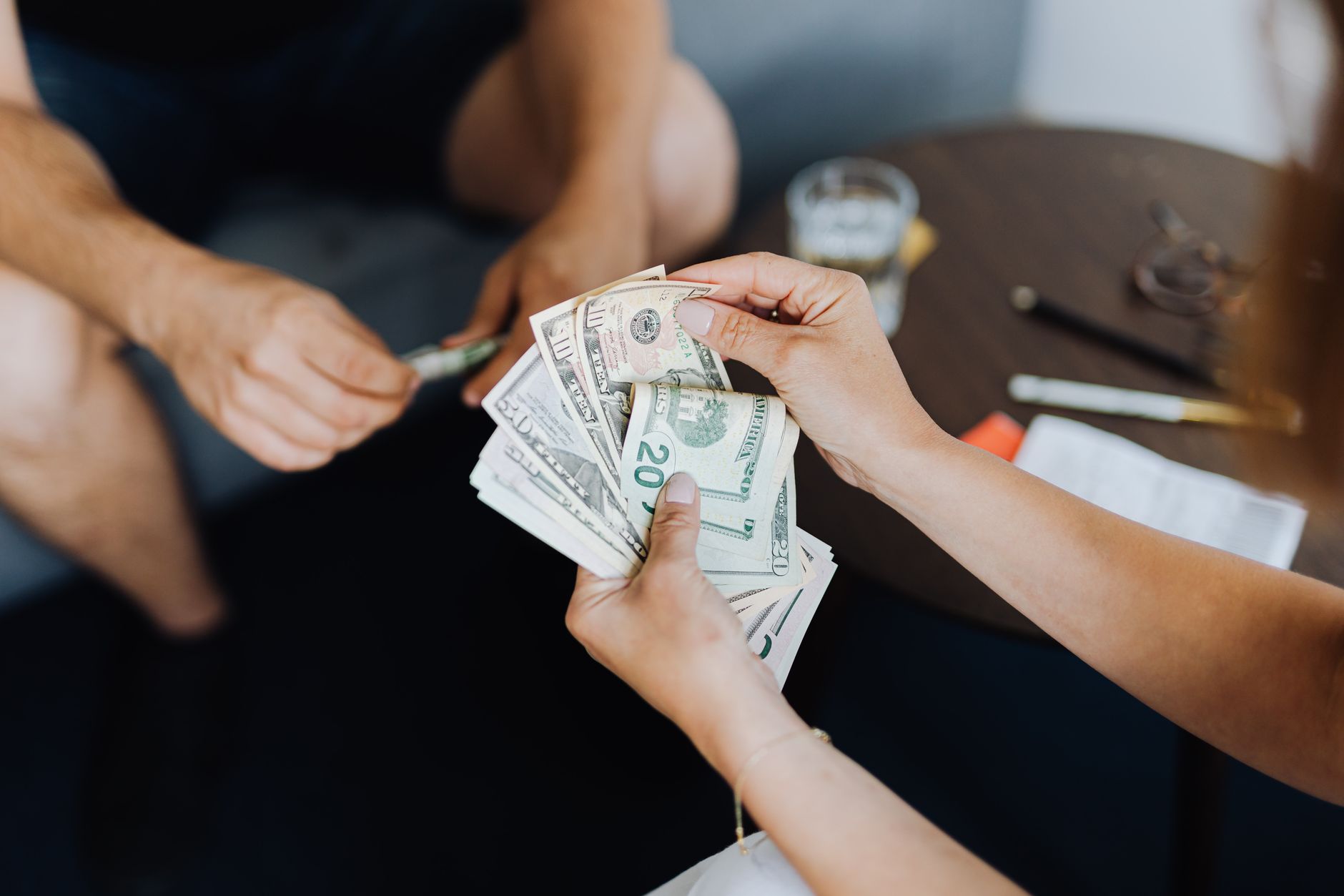 Comerțul online în România: plata cash domină piața, în timp ce AI-ul redefinește procesul de cumpărare