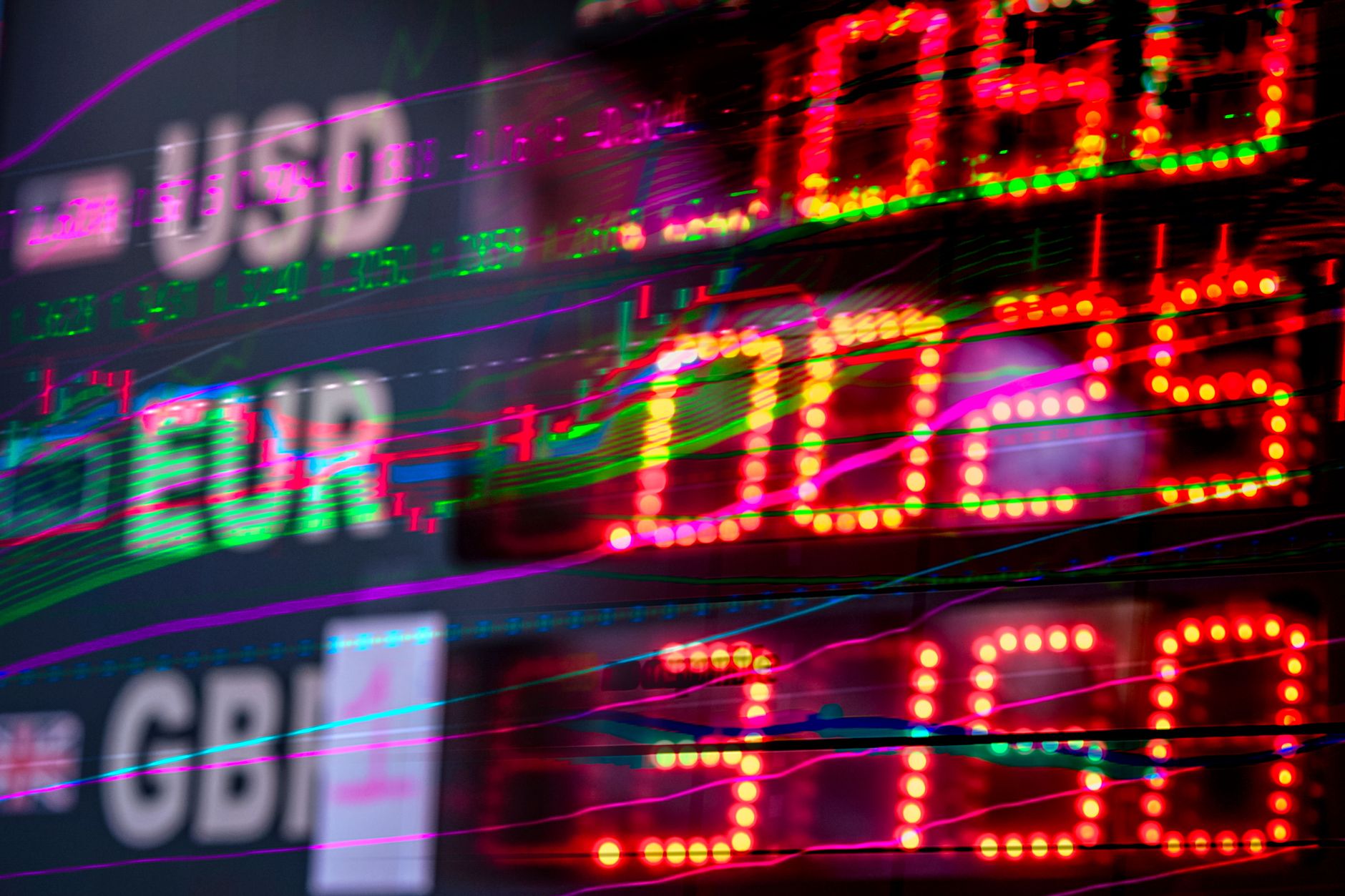 Cursul valutar: Euro a scăzut, în timp ce dolarul și francul elvețian s-au apreciat față de leu