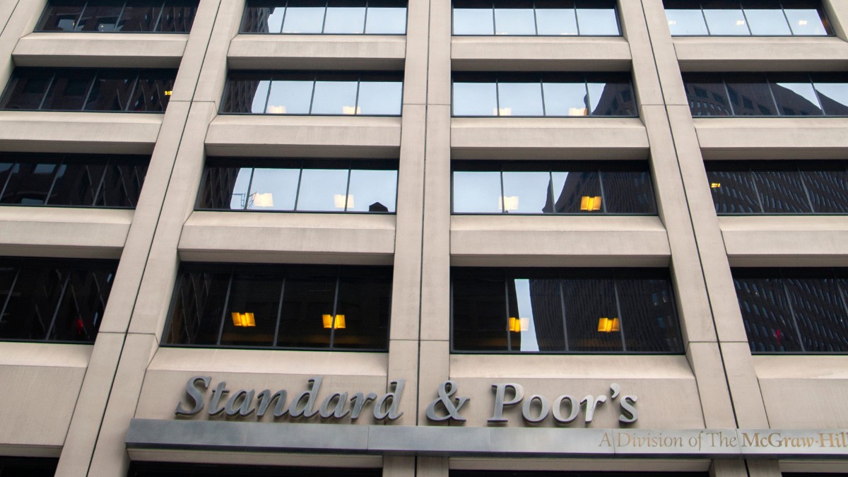 Decizia Standard & Poor’s privind ratingul României: riscul de trecere în categoria „junk” este semnificativ