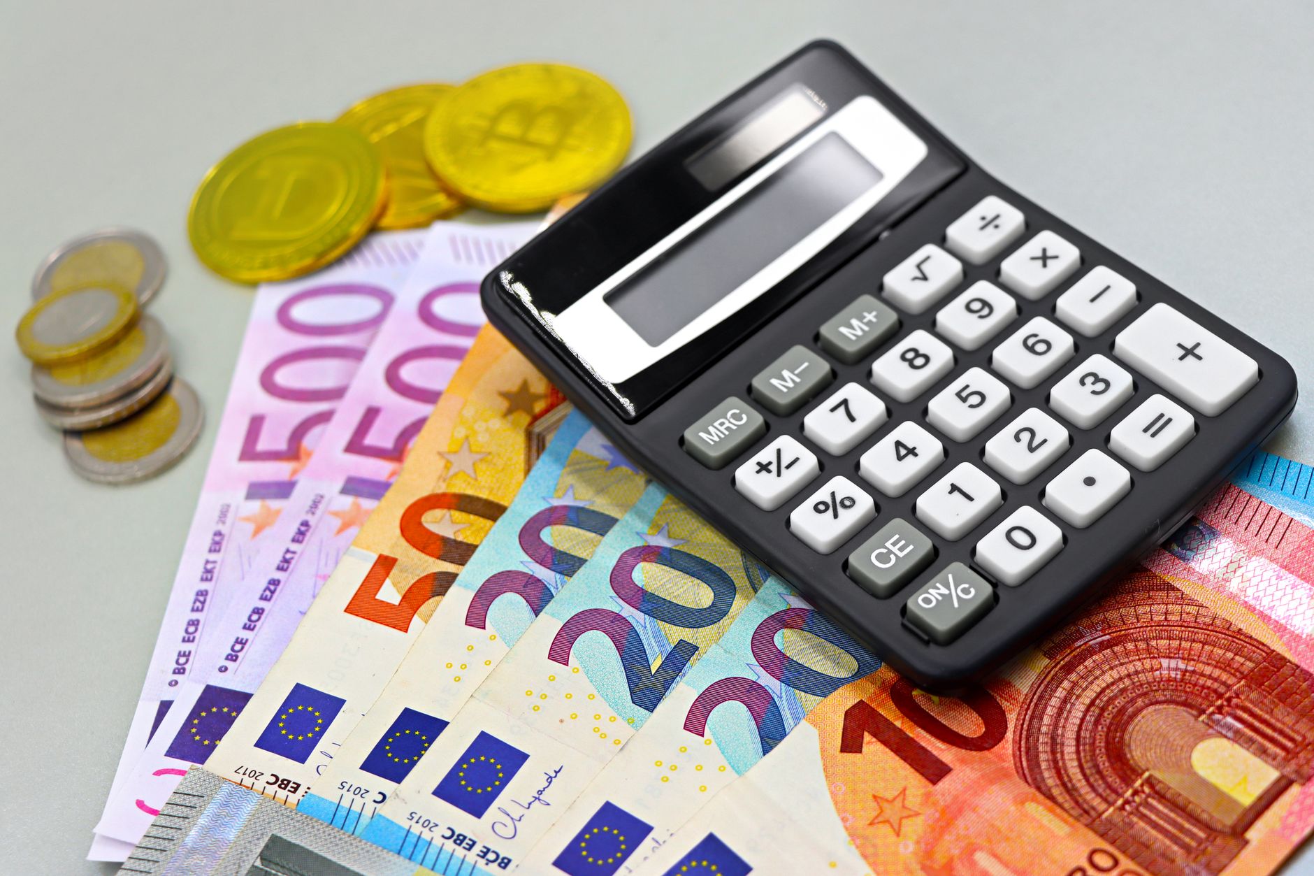 Euro a atins un record istoric de 5,34 lei pe piața interbancară, sub presiunea instabilității