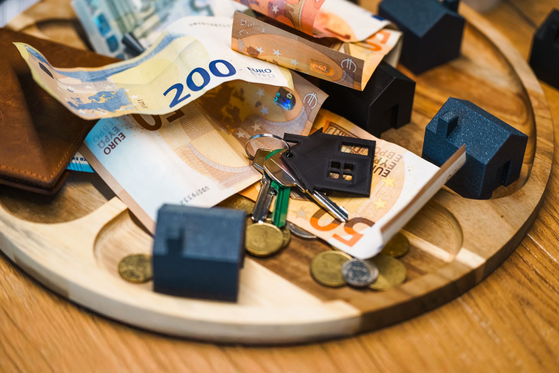 Cursul euro a depășit pragul de 5,34 lei pe piața interbancară, în contextul deciziei S&P Global
