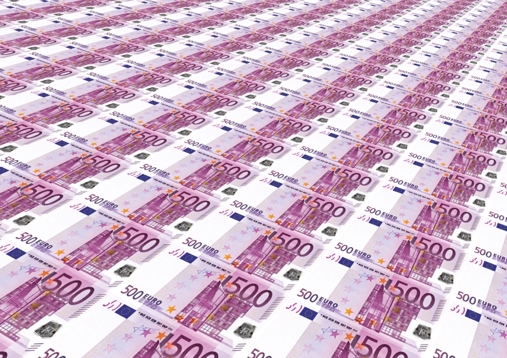 Cursul euro a atins un nivel record de 5,34 lei, în contextul incertitudinii privind ratingul S&P