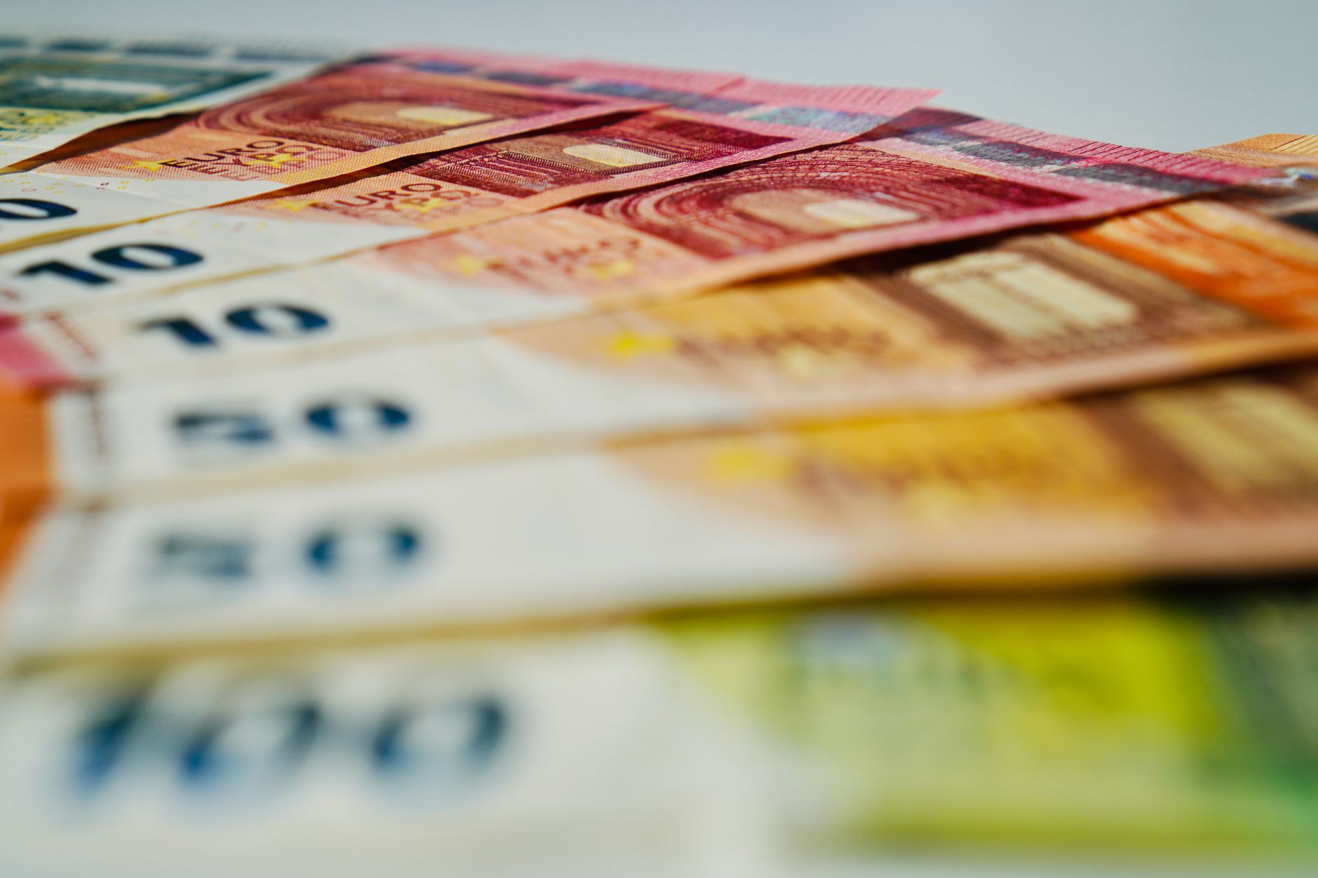 Cursul euro a explodat la 5,3447 lei. Moneda națională scade în contextul evaluării S&P