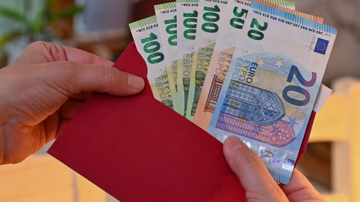 Deprecierea leului: Euro a depășit pragul de 5,34 lei, în contextul incertitudinii politice și fiscale