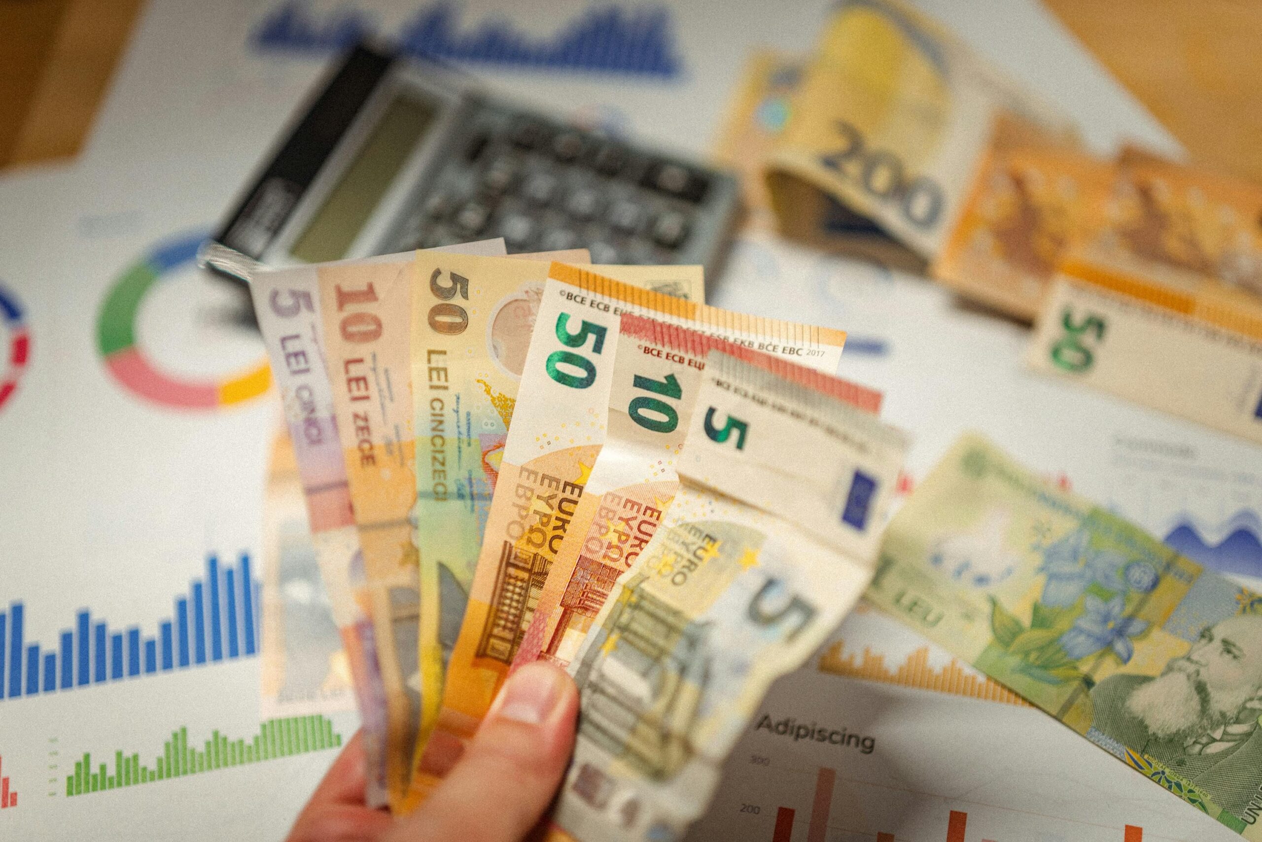 Cursul euro a atins un nivel record în fața leului, în contextul volatilității pieței