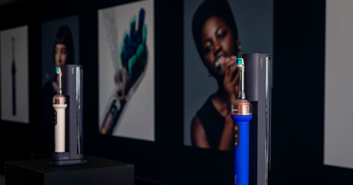 Dyson extinde gama de produse cu o periuță de dinți dotată cu cameră și inteligență artificială