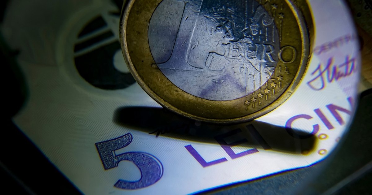Euro a atins un nivel record de 5,34 lei, în timp ce dolarul și francul elvețian s-au apreciat față de moneda națională