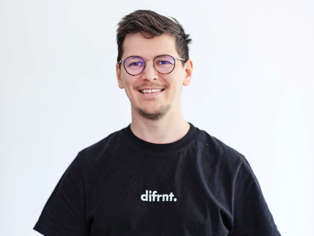 Antreprenorul Robert Vîja gestionează simultan agenția difrnt. și startup-ul GEOflux.ai