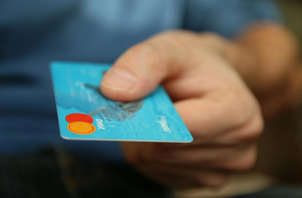 Cum pot fi blocate conturile bancare prin solicitări de documente: riscurile ignorării e-mailurilor de la bancă