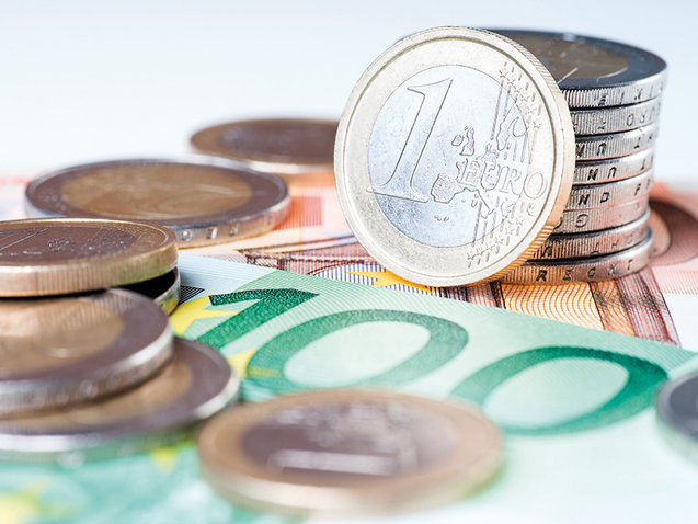 Euro a ajuns la cel mai scăzut nivel față de dolar din ultimele 17 luni sub presiunea riscurilor fiscale