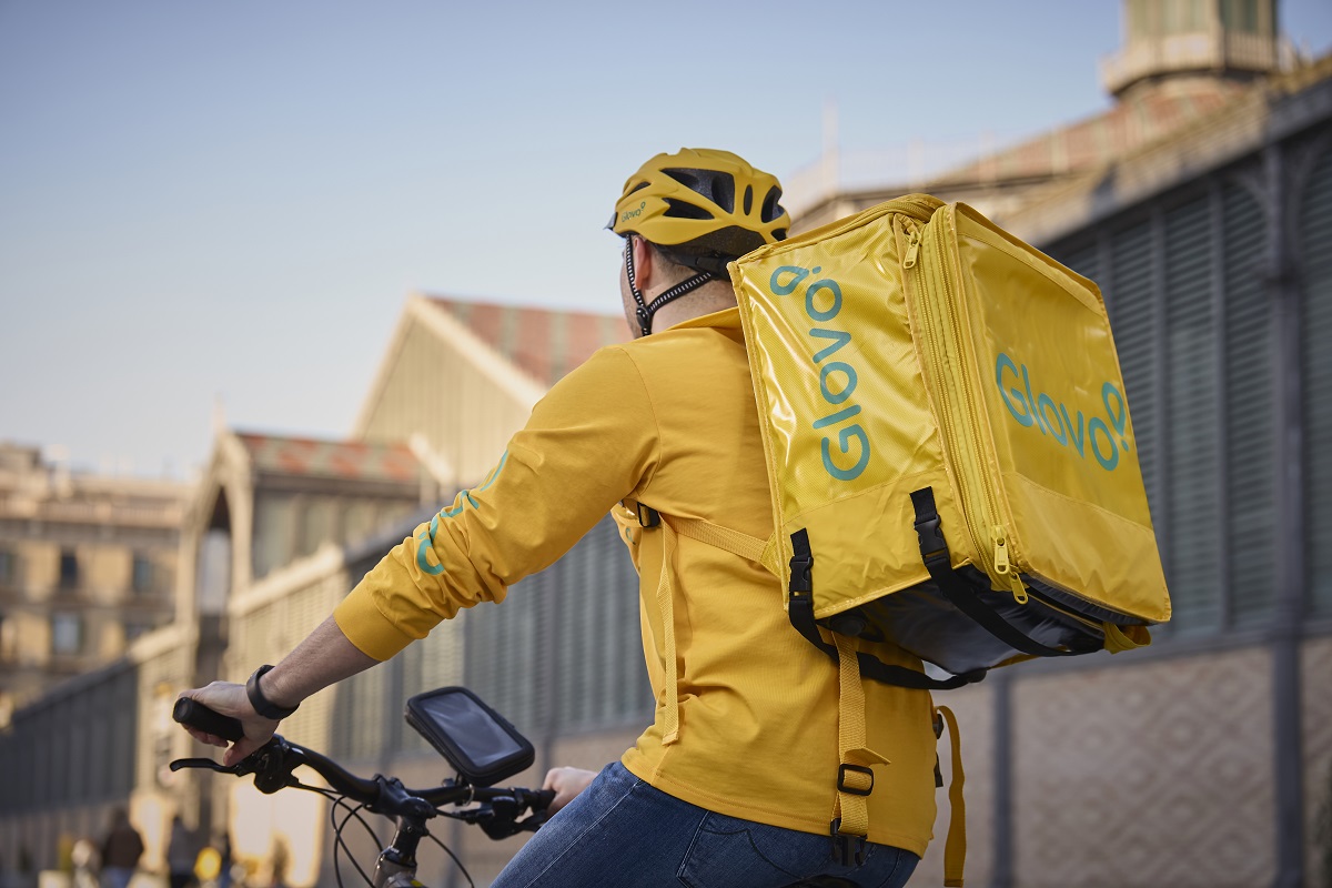 Parteneriat între Glovo și eMAG: abonații Genius beneficiază de livrări gratuite prin Glovo Prime