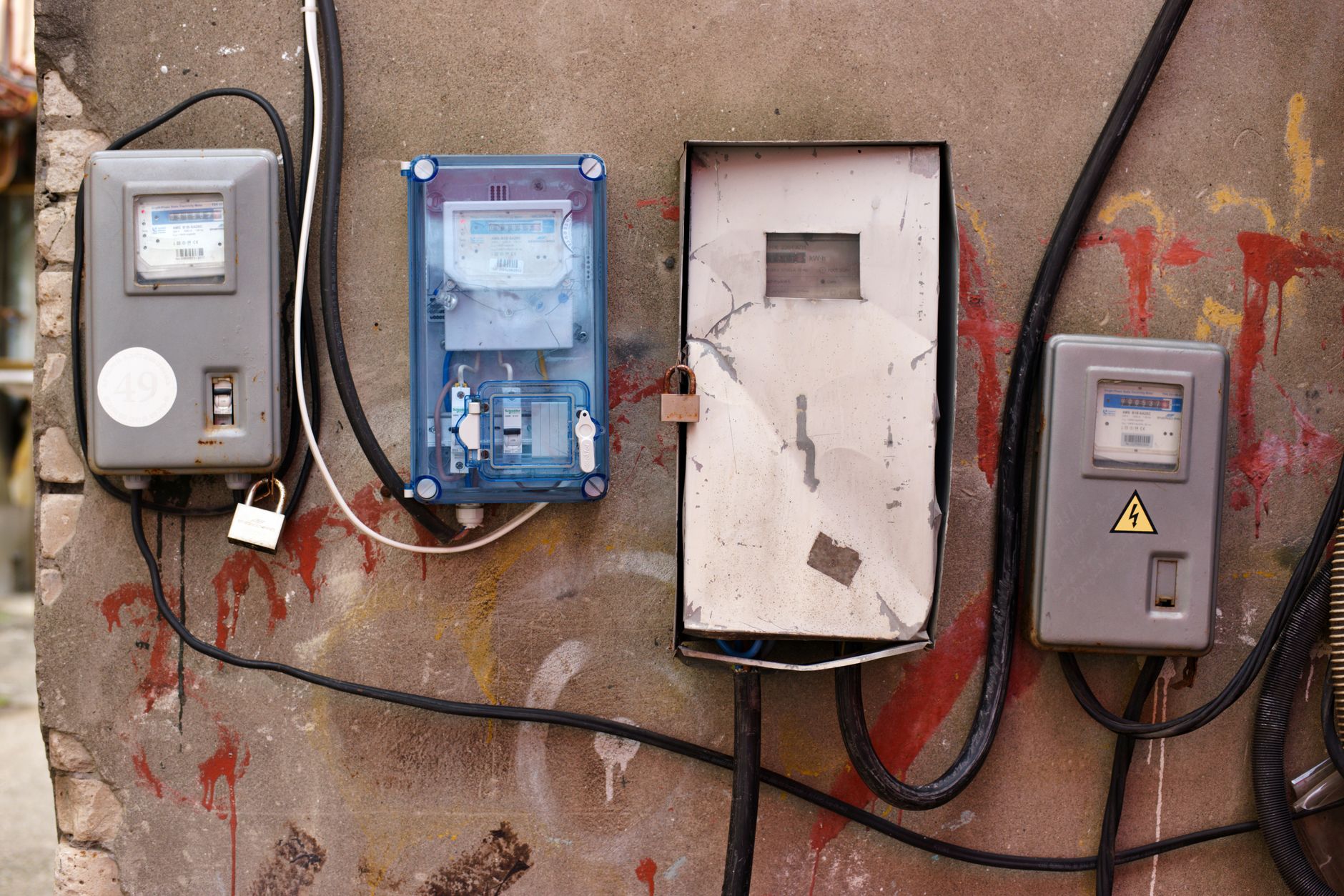 Diferențe masive de preț la energia electrică: de 8 ori mai scumpă la ora 19:00 față de prânz