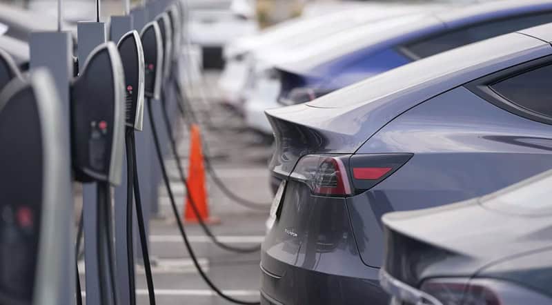 Ponderea mașinilor pe benzină scade sub pragul de 50% în vânzările globale de autoturisme