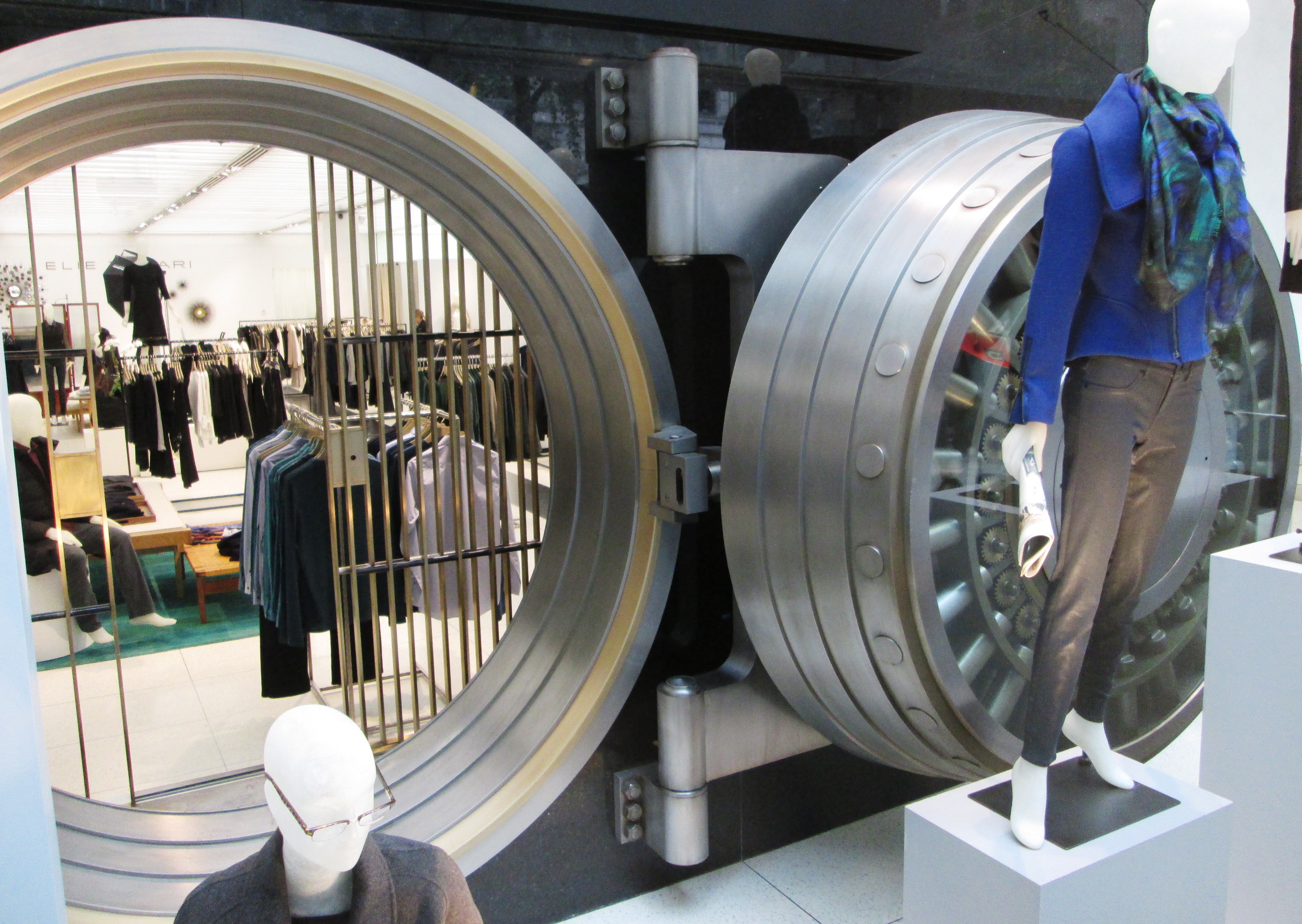 Vladimir Putin aprobă reorganizarea și vânzarea subdiviziunii UniCredit din Rusia