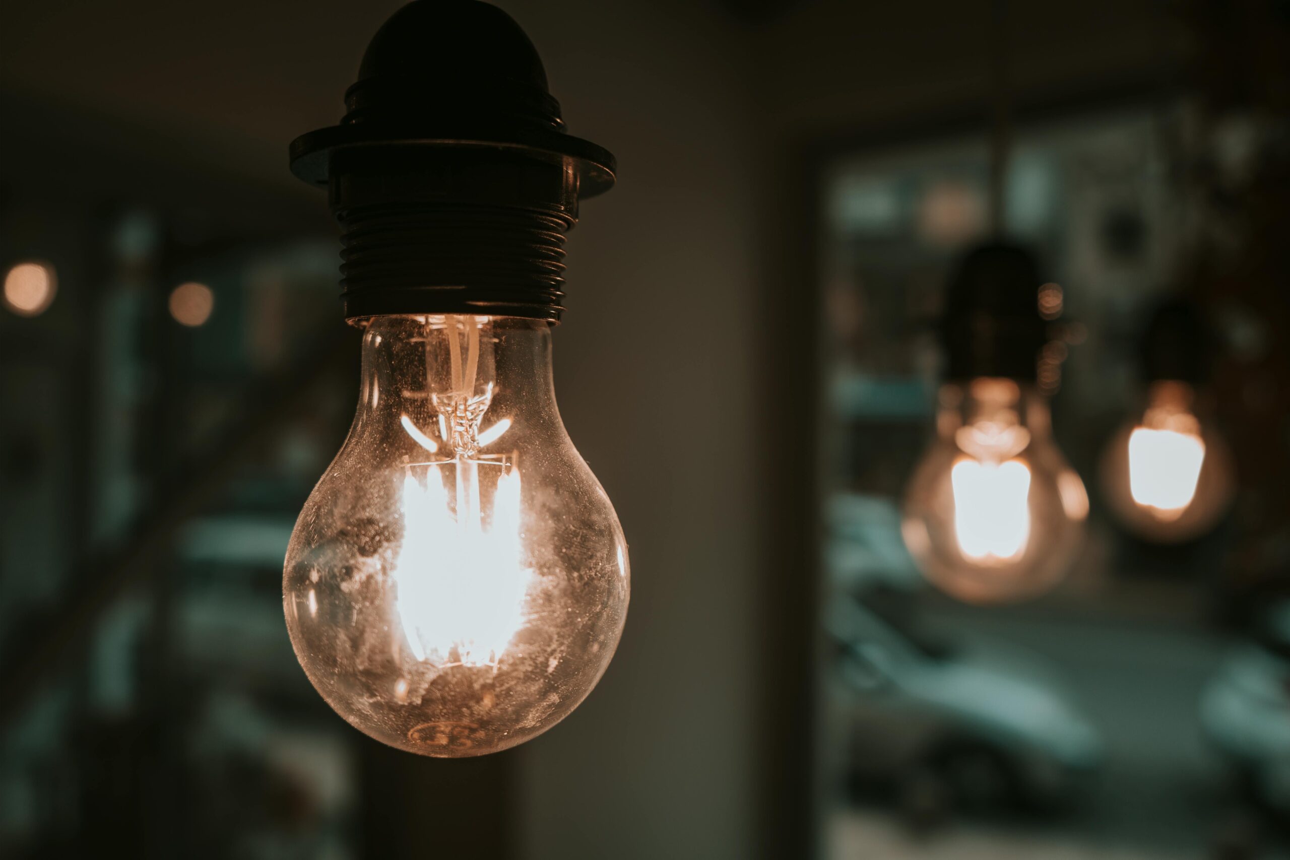 Prețul energiei electrice în România este de peste opt ori mai mare seara decât la prânz