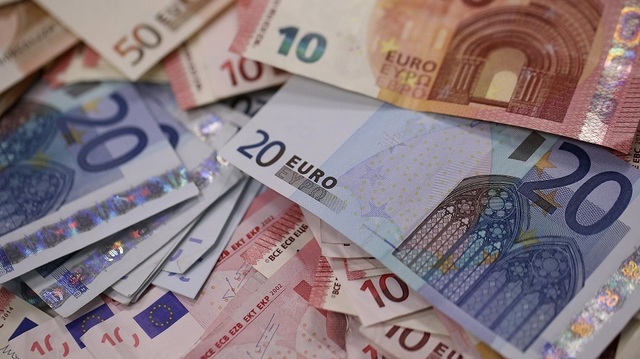 Euro a ajuns la minimul ultimelor 17 luni pe fondul temerilor privind criza obligațiunilor franceze