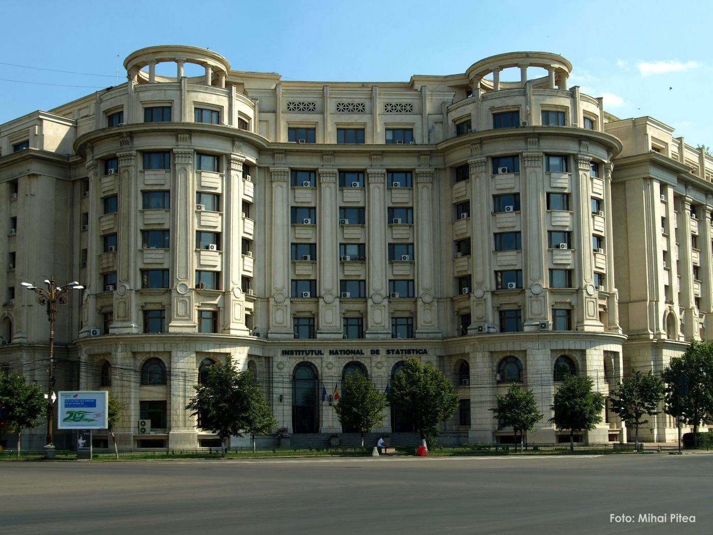 Comerțul cu amănuntul a înregistrat o creștere ușoară în august 2026, dar performanța cumulată rămâne negativă