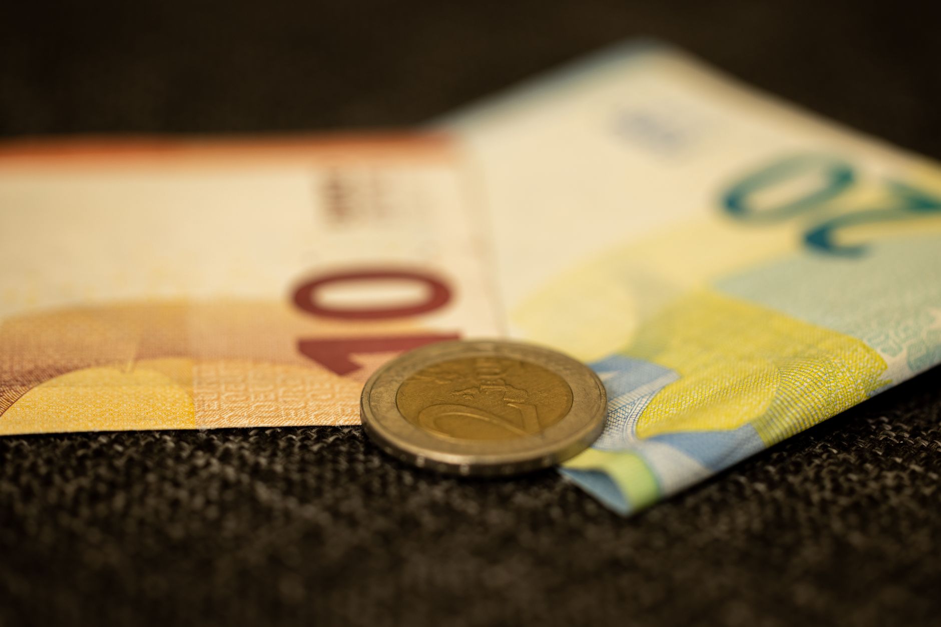 Euro a atins un nou record istoric în raport cu leul, conform noilor cote BNR