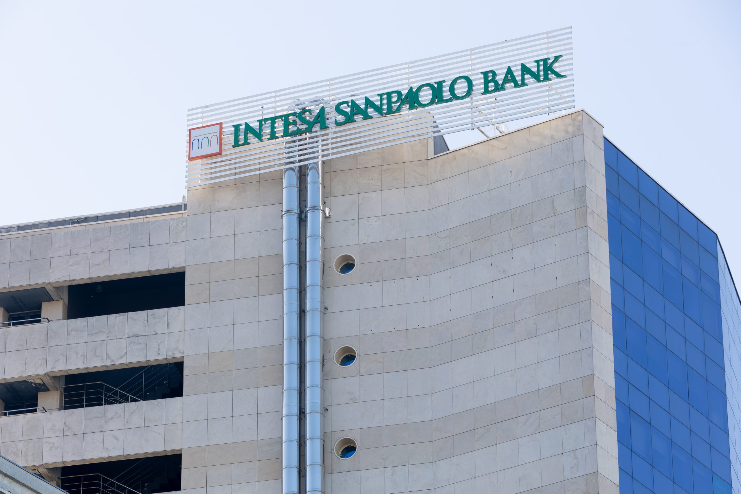 Intesa Sanpaolo Bank Romania va contesta în instanță decizia Consiliului Concurenței privind dosarul ROBOR