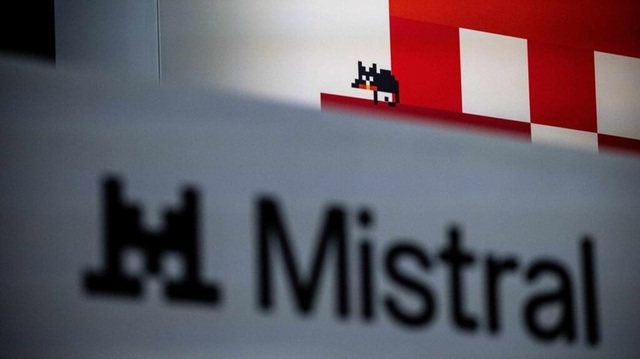 Mistral AI lansează noul model de inteligență artificială Mistral Large 4 pentru aplicații complexe