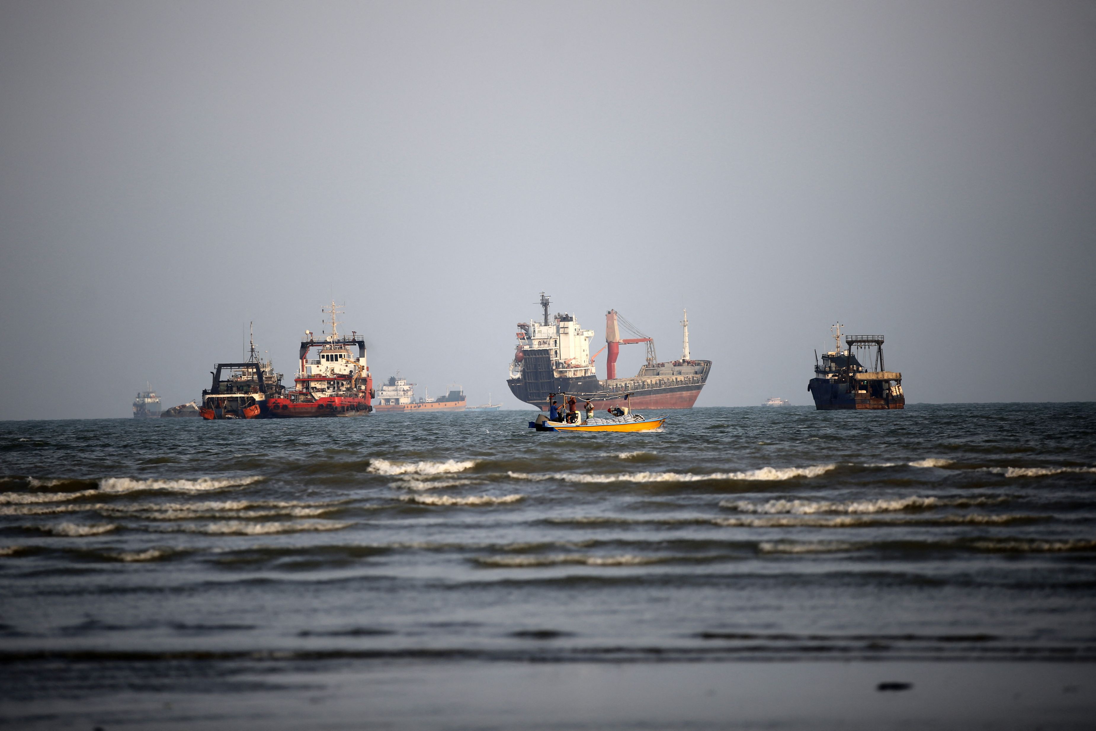 Salarii masive pentru echipajele petrolierelor care traversează Strâmtoarea Hormuz din cauza riscului de atacuri