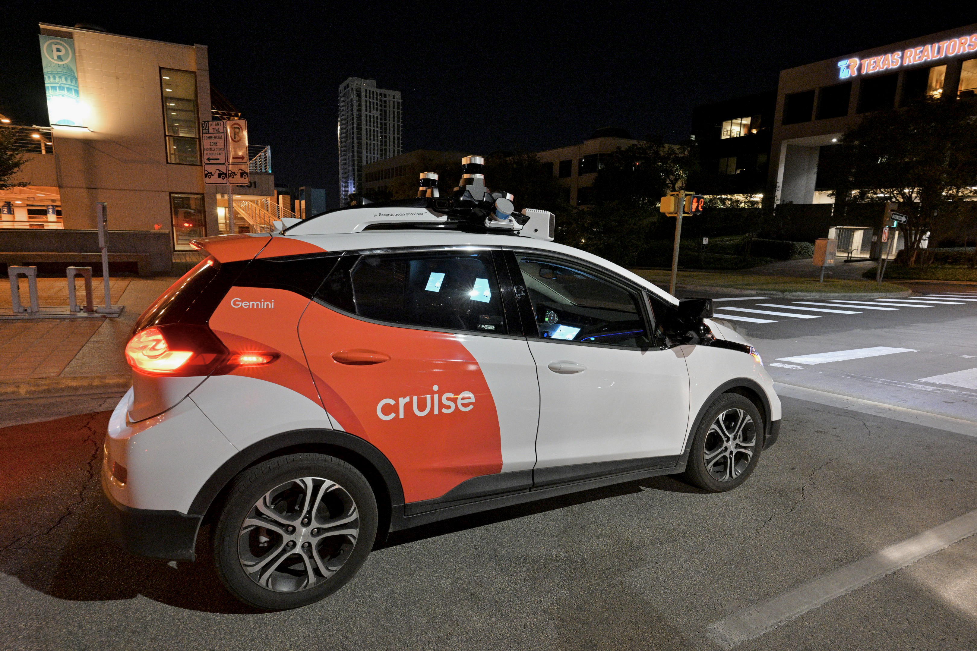 Tesla exercită presiuni pentru aprobarea sistemului Full Self-Driving în Europa, în timp ce cercetătorii contestă siguranța