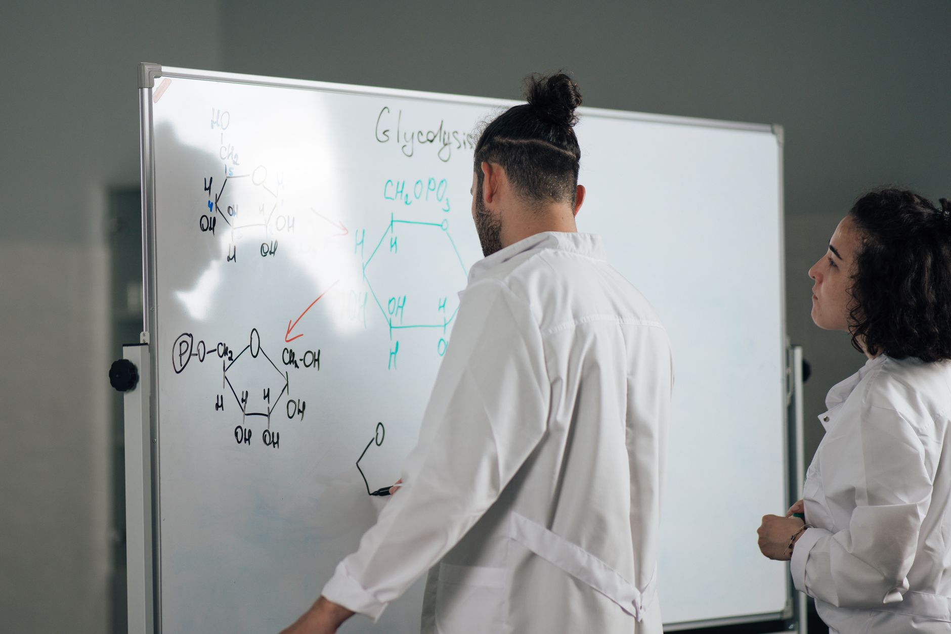 Henri Kagan și Kenso Soai primesc Premiul Nobel pentru Chimie 2026 pentru rezolvarea unei enigme de un secol