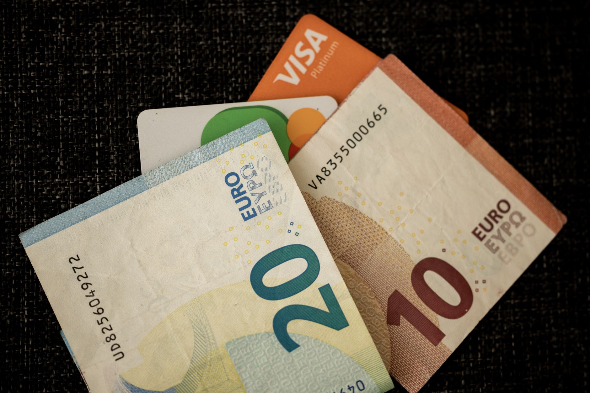 Leul românesc în scădere față de euro: analiștii estimează o depreciere graduală