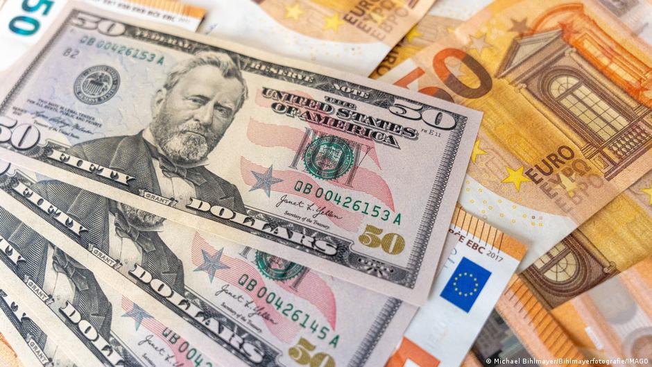 Euro scade la minimul ultimelor 17 luni pe fondul riscurilor fiscale din Franța