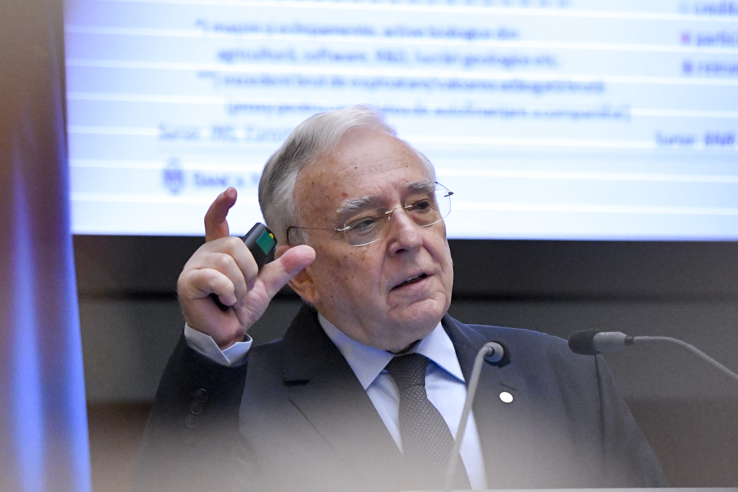 Cursul euro a atins un nivel record de 5,3527 lei, în urma instabilității politice din România