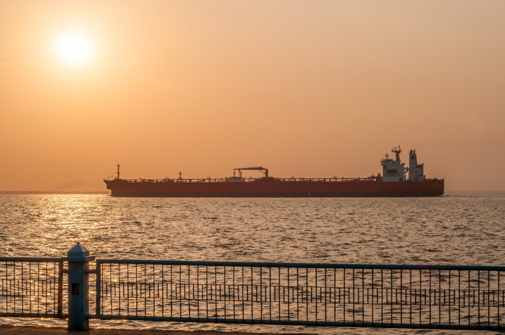 Tarifele de transport petrolier au ajuns la niveluri record din cauza conflictului cu Iranul