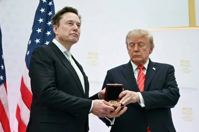Donald Trump l-a decorat pe Elon Musk cu Medalia Națională a Științei, numindu-l „comoară națională”
