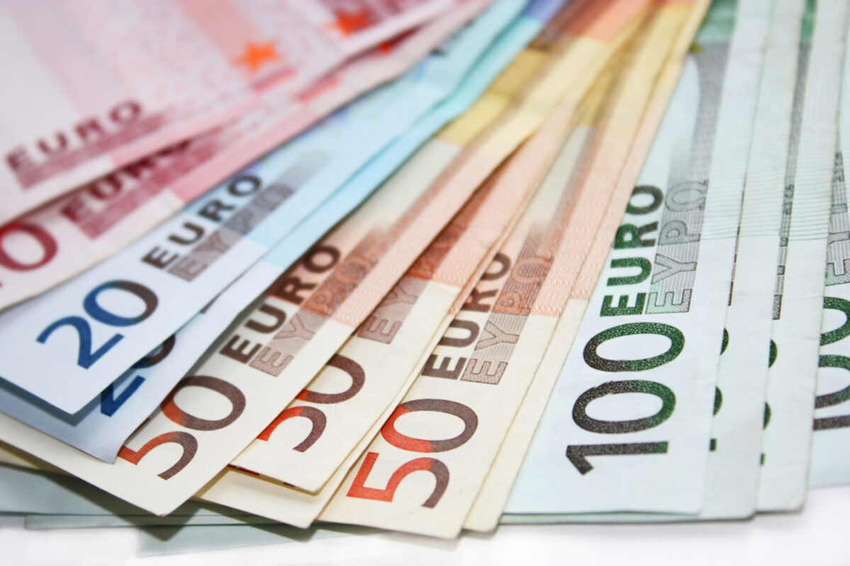 Moneda euro în scădere pentru a cincea săptămână consecutivă, sub presiunea instabilității din Franța