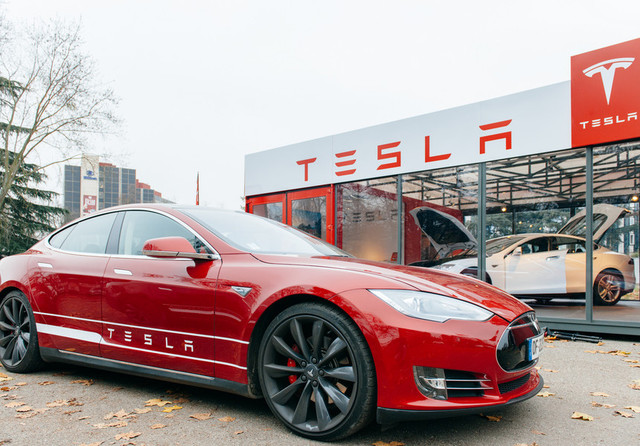 Tesla schimbă denumirea sistemului de conducere asistată în Europa pentru a obține aprobări oficiale