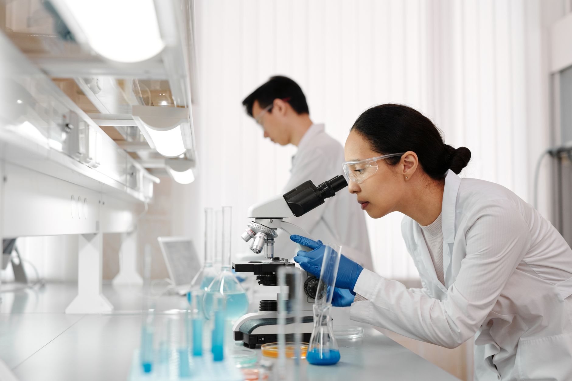 Inteligența artificială și biotehnologia pot recrea ingredientele rare pentru industria parfumurilor