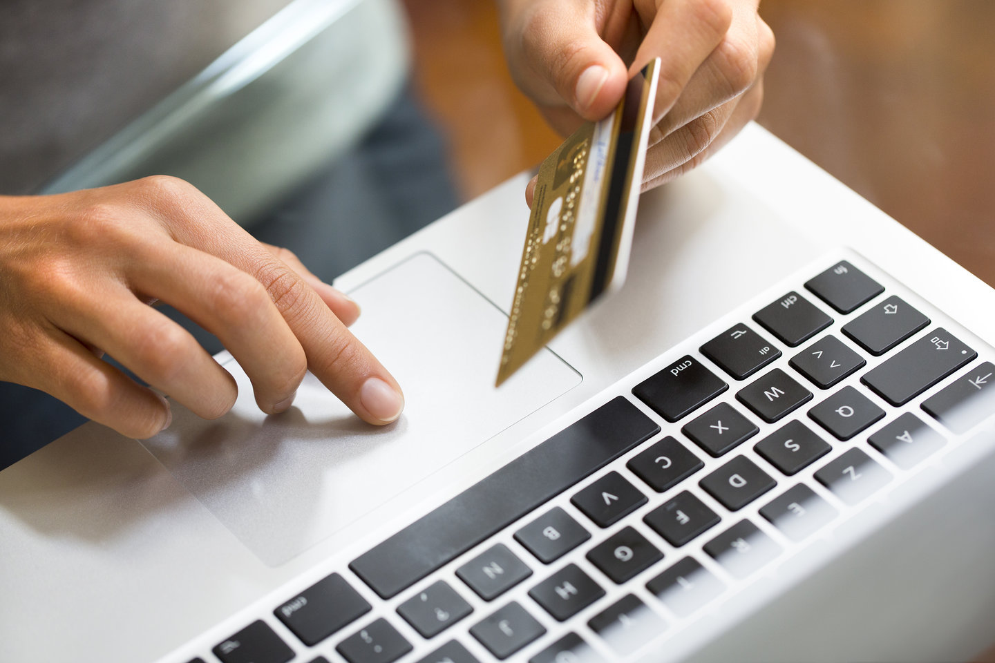 Impactul inteligenței artificiale asupra e-commerce: de la căutarea pe Google la recomandările AI