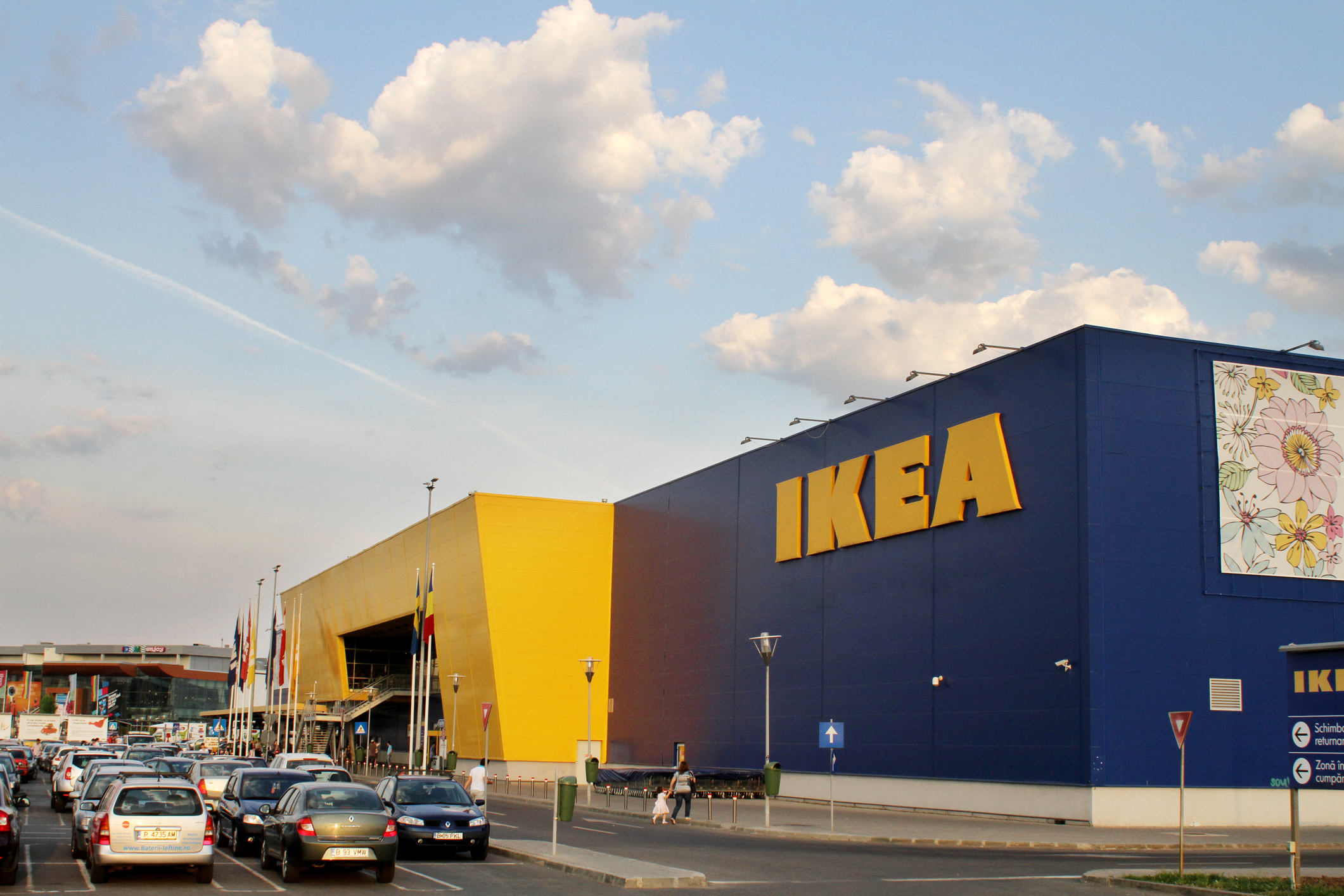 IKEA implementează reduceri de preț în magazinele fizice pentru a atrage clienții în locațiile proprii