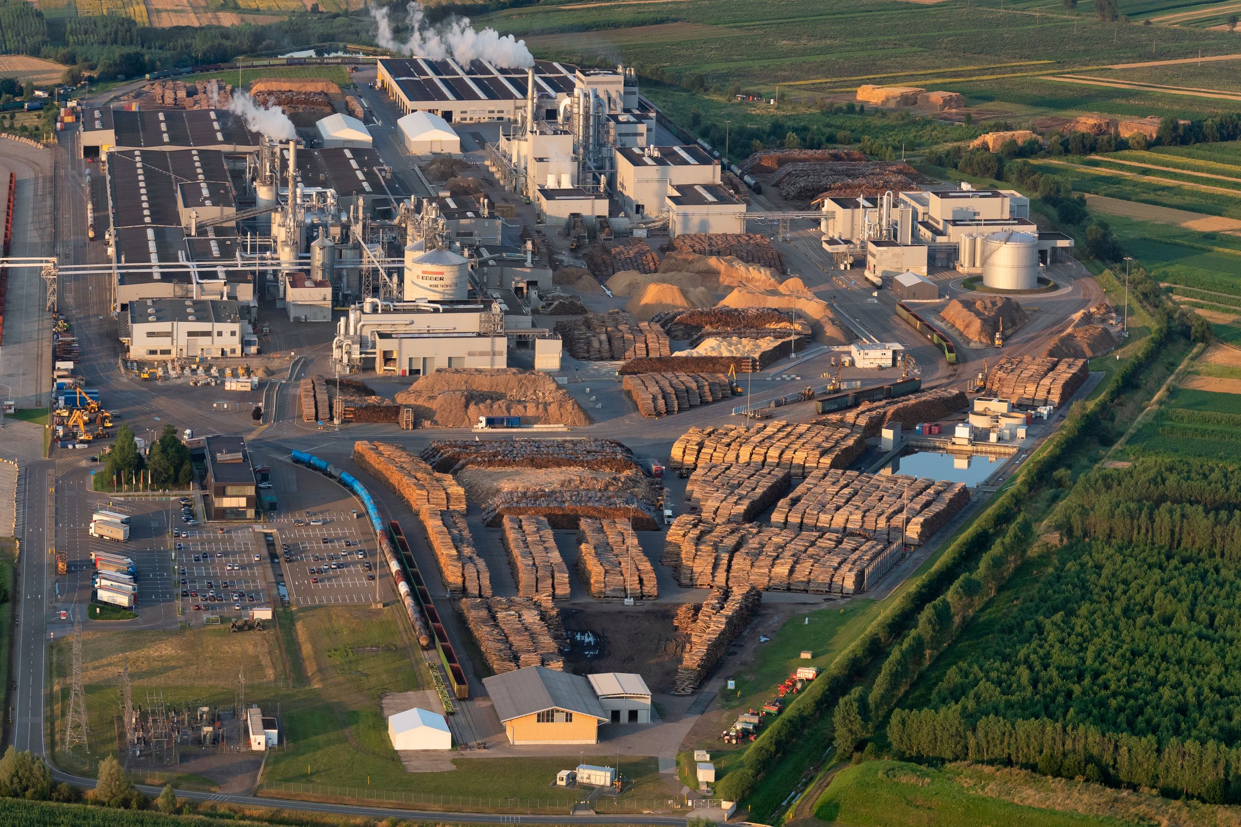 Strategia EGGER pentru eficiență energetică: investiții masive în tehnologie și biomasă la Rădăuți