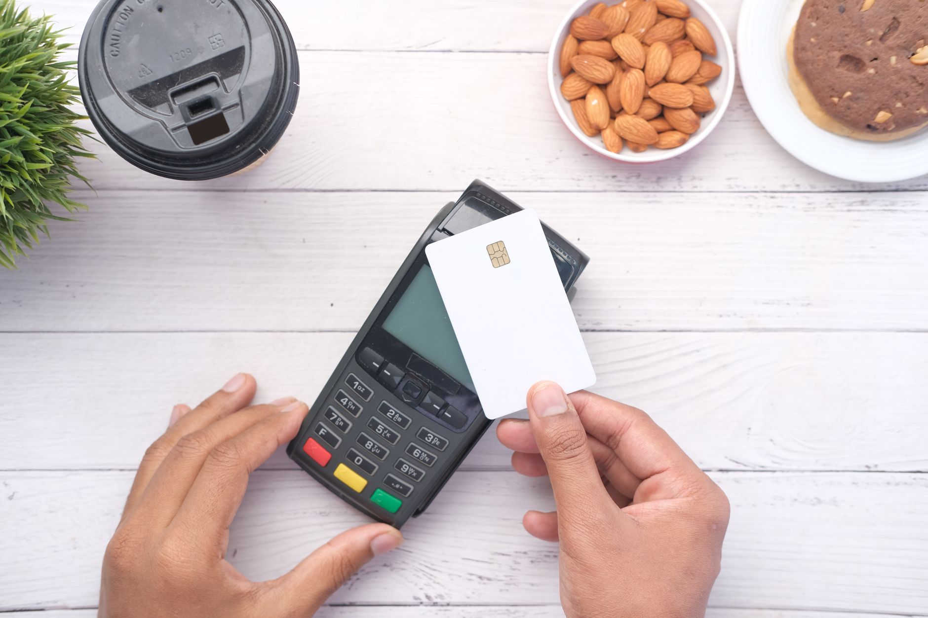 Mastercard introduce plățile offline în România: cardul va funcționa și fără internet sau curent