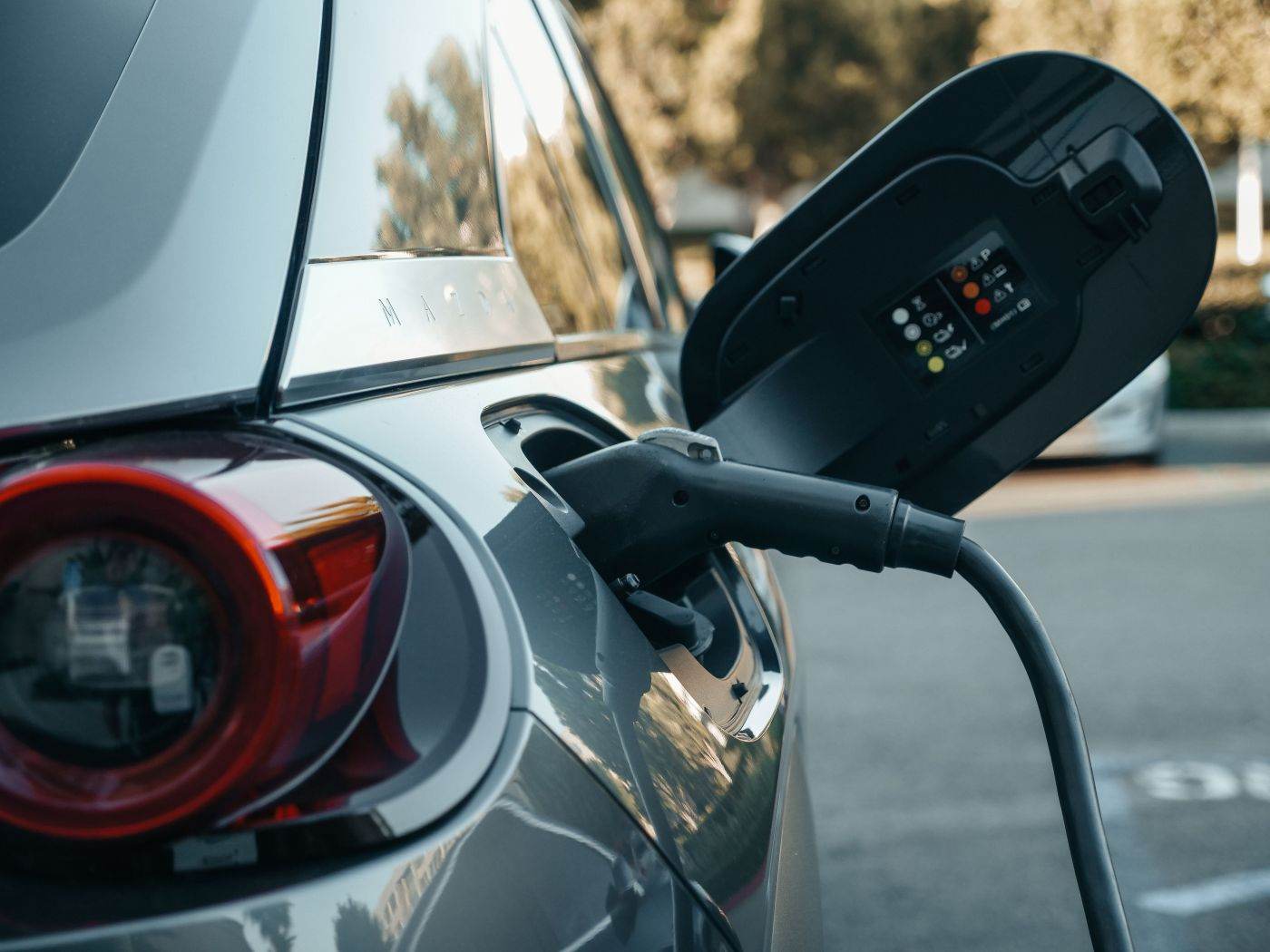Vehiculele electrice și hibride domină piața auto din China: record de 61,6% în vânzările din septembrie