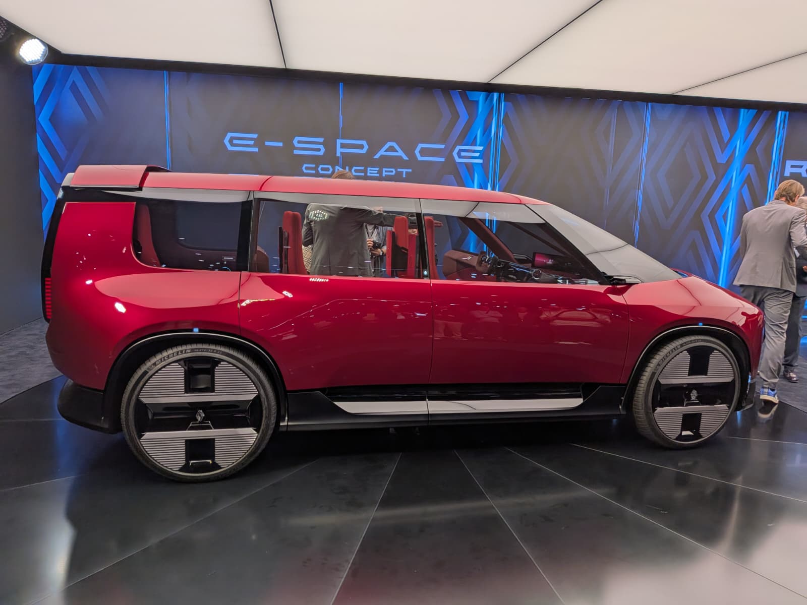 Renault lansează conceptul E-Space la Salonul Auto de la Paris: un monovolum inspirat de designul TGV