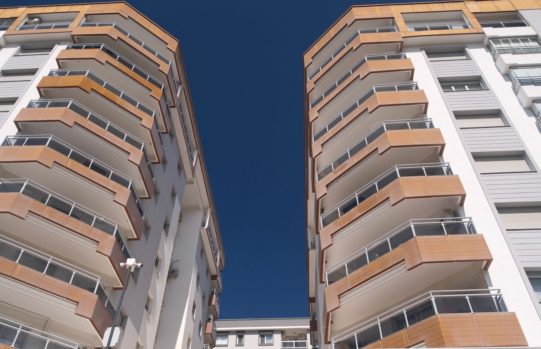 Piața imobiliară din marile orașe: Prețurile cresc nominal în euro, dar scad în termeni reali