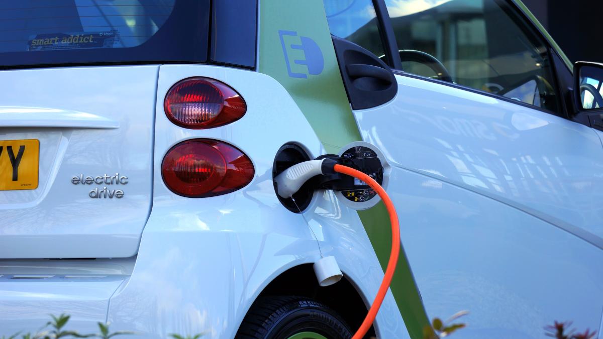 Piața autovehiculelor electrice și hibride din UE: creșteri de valoare și dominanța importurilor din China