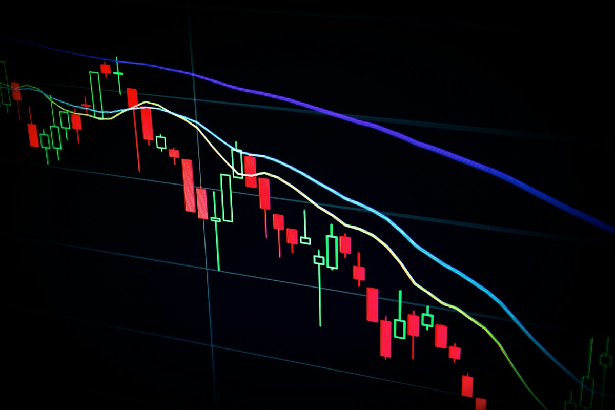 Evoluția cursurilor de schimb: Euro scade ușor, dolarul și francul elvețian sunt cotate la BNR