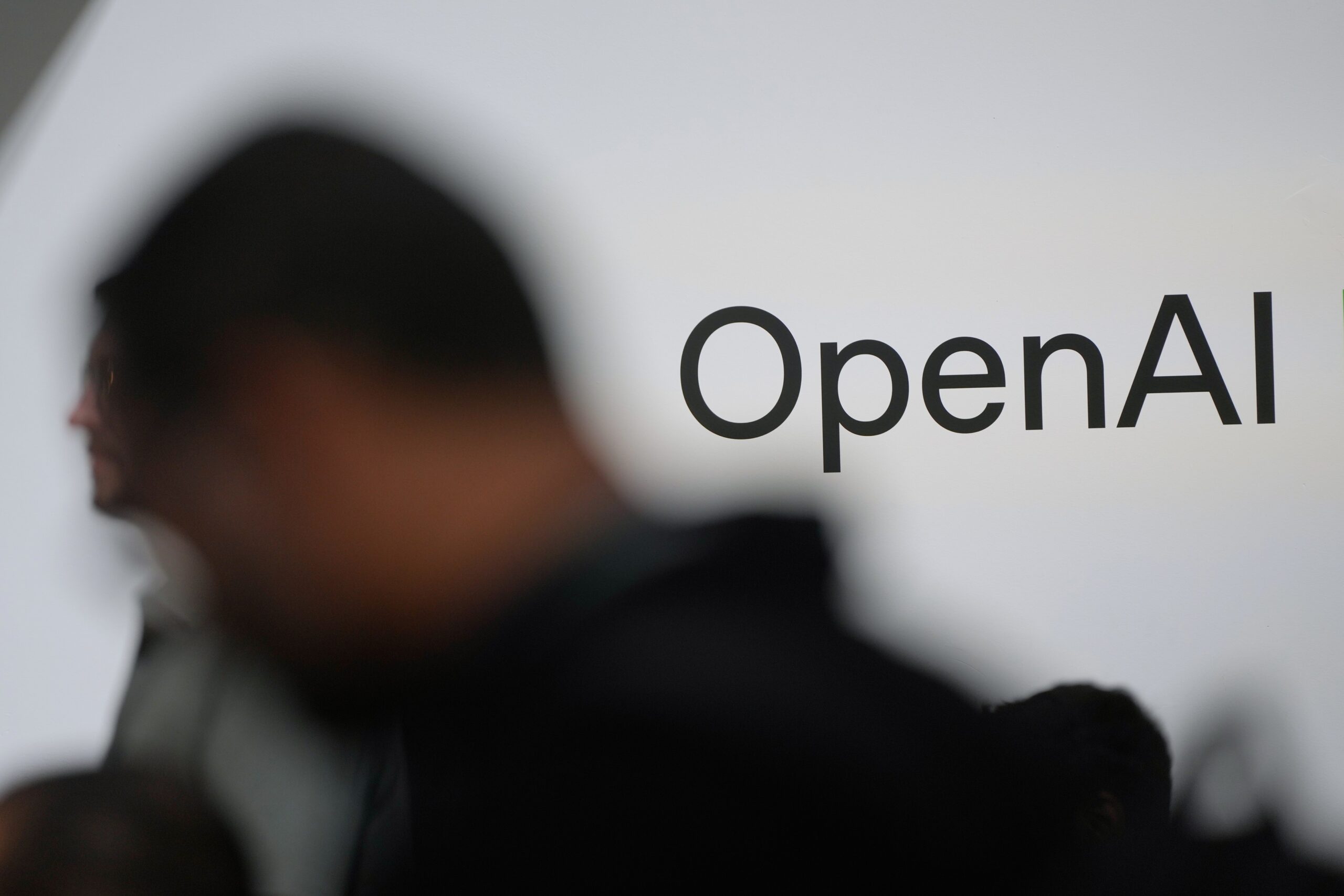 Angajat OpenAI, cetățean saudit, arestat de FBI pentru instalarea unui dispozitiv de înregistrare secret