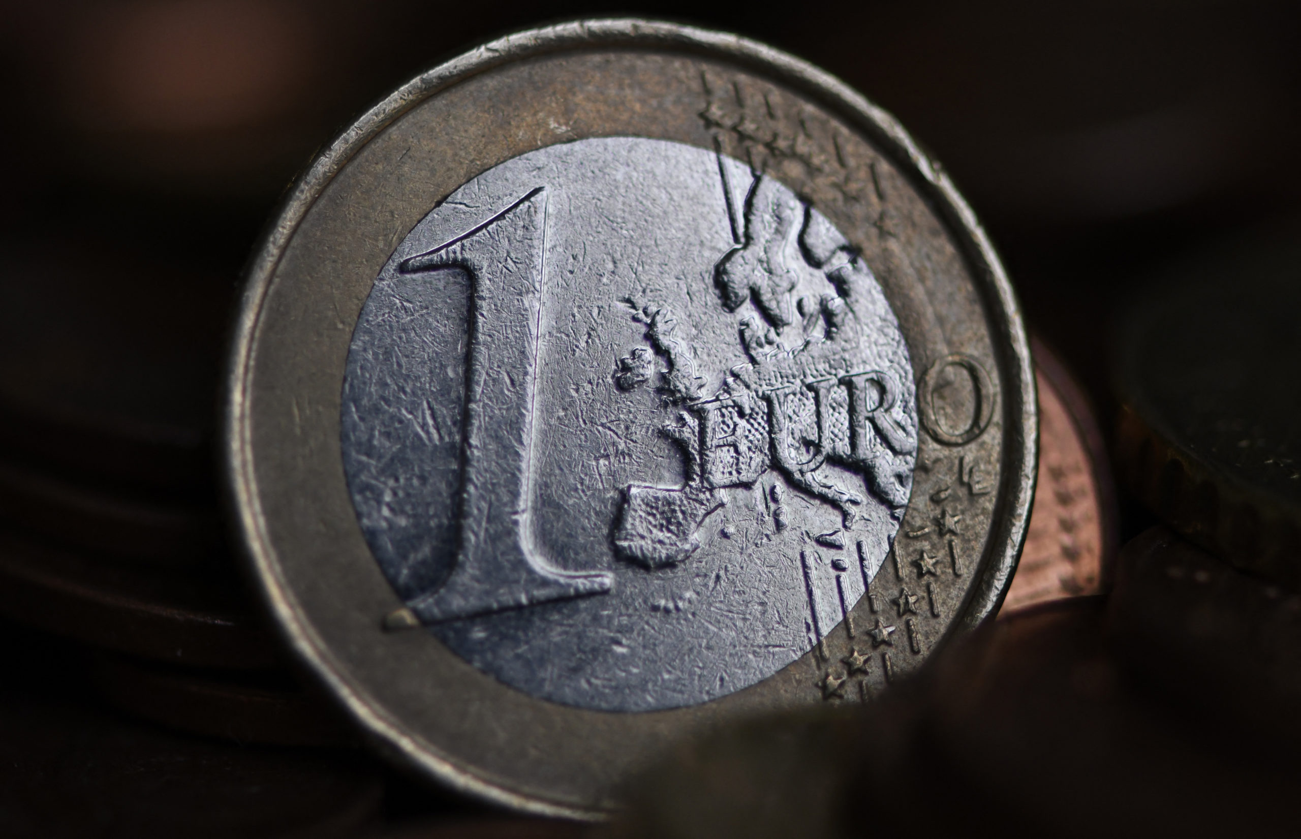 România își reduce planul de împrumuturi de pe piețele internaționale de capital